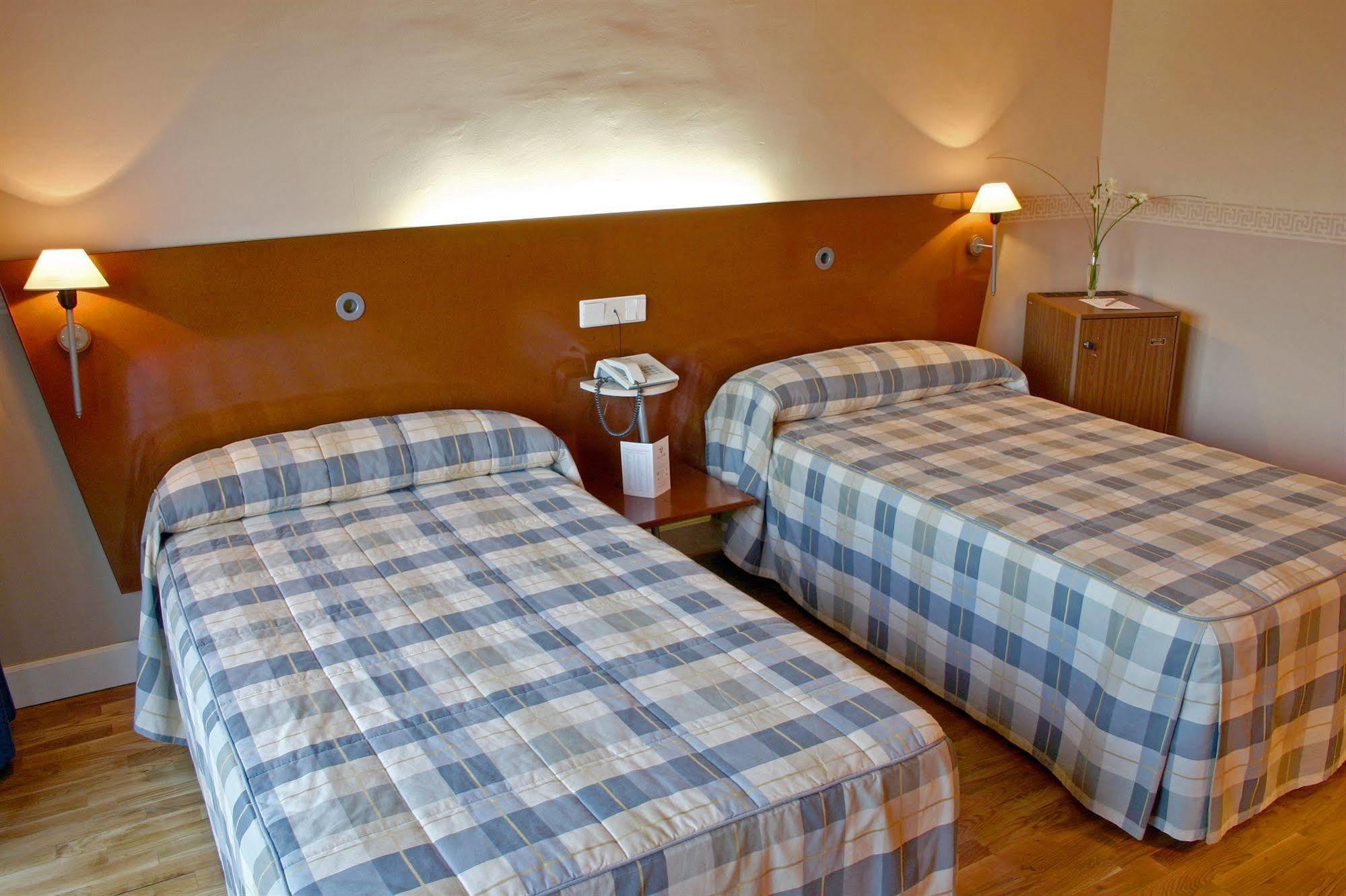 Hotel Azar Plasencia Exterior foto